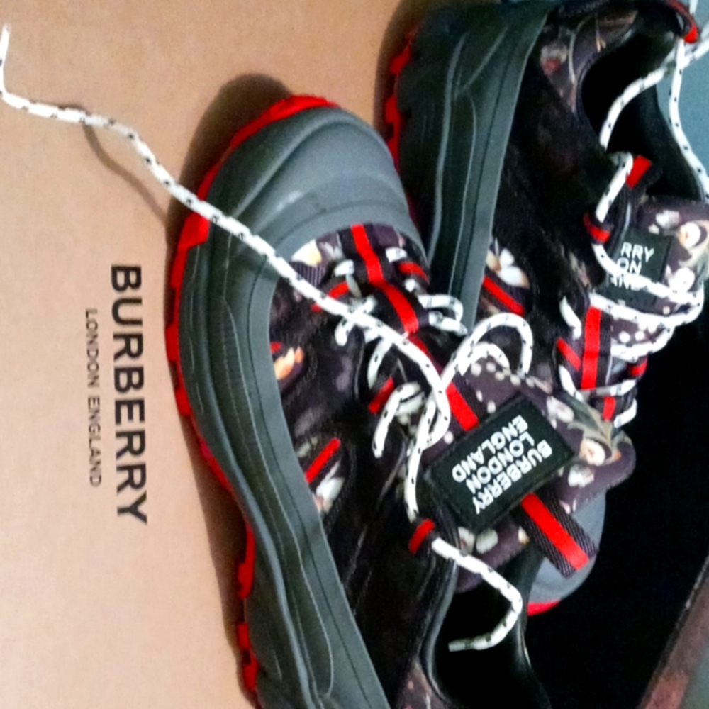 BURBERRY LOW TOP SNEAKERS.